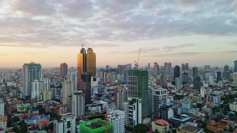 Luftaufnahme-Des-Goldenen-Turmwolkenkratzers-Bei-Sonnenuntergang-In-Phnom-Penh,-Kambodscha
