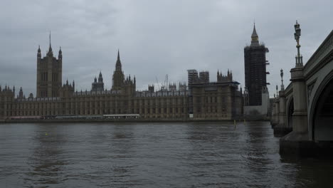 Houses-Of-Parliament-Gesehen-über-Die-Themse-An-Einem-Niedergeschlagenen-Tag