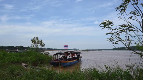 Barcos-De-Turismo-En-El-Río-Mekong-Con-Banderas-Tailandesas-Ondeando-En-Sam-Pan-Bok-Grand-Canyons