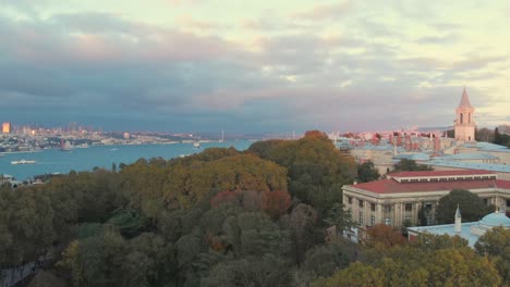 Bosphorus-Narrow-And-Topkapi-Palace-Museum-In-Istanbul,-Turkey-On-A-Cloudy-Day---ascending-drone-reveal
