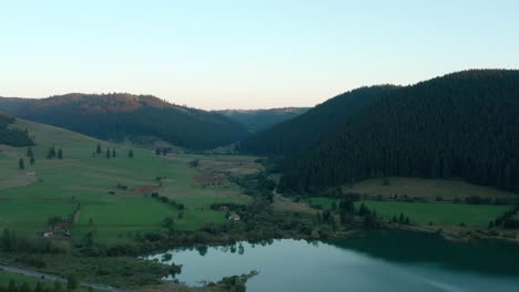 Montaña-Verde-Y-Pradera-Cerca-De-La-Presa-Frumoasa-En-El-Arroyo-Frumoasa-En-Rumania