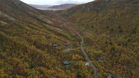Drohnenaufnahmen-Eines-Berggebiets-Im-Herbst-In-Südnorwegen-Mit-Vielen-Berghütten-Und-Einem-Bergsee
