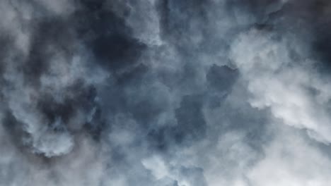 Unglaublich-Dicke-Kumuluswolken-Am-Dunklen-Himmel-Mit-Blitzenden-Gewittern