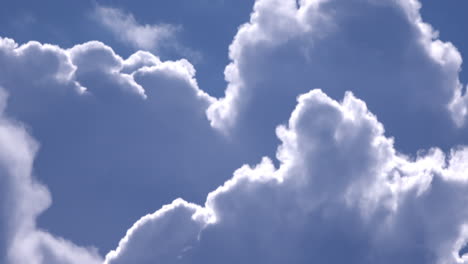 Weiße,-Flauschige-Wolken-Am-Strahlend-Blauen-Sommerhimmel---Low-Winkel-Aufnahme