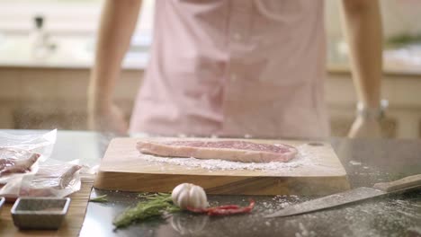 Zeitlupe-Von-Rohem-Steakfleisch-Fällt-Auf-Schneidebrett-Mit-Pulverexplosion-In-Der-Küche