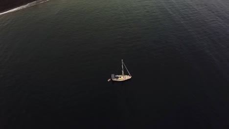 Luftaufnahmen-Isoliertes-Segelboot-In-Ruhigem,-Klarem,-Blauem-Ozeanwasser