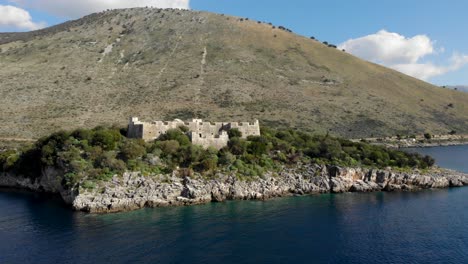 Fortaleza-Medieval-De-Porto-Romano-Construida-Sobre-Una-Pequeña-Isla-Rocosa-En-La-Costa-Albanesa-Del-Mediterráneo