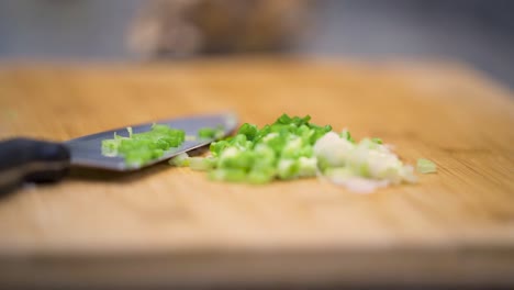 Sliding-the-cut-green-onions-to-the-side