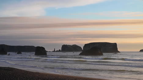 Leerer-Strand-In-Bandon,-Oregon-Mit-Blick-Auf-Meeresstapel-Gegen-Farbenprächtigen-Sonnenuntergangshimmel---Weitwinkelaufnahme,-Statisch