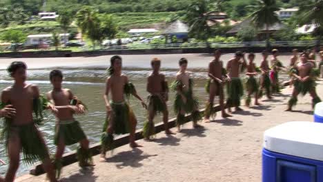 Grupo-De-Danza-Tradicional-Nuku-Hiva-Realizando-Danza-Haka
