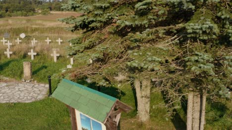 Toma-Aérea-Revelada-Del-Cementerio-Conmemorativo,-Javor-Cerca-Del-Monte-Javor,-Serbia