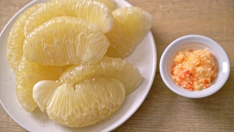 Fresh-peeled-pomelo,-grapefruit-or-shaddock-on-white-plate