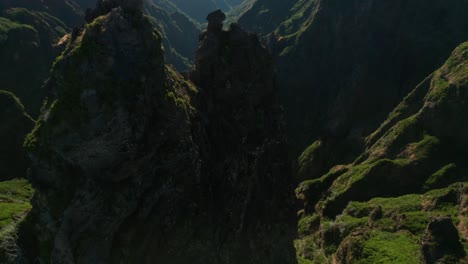 Antenne-Von-Vulkanbergen-Mit-Steilen-Felsklippen-Bei-Sonnenaufgang
