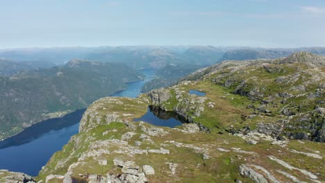 Fliegen-An-Den-Rändern-über-Den-Erstaunlichen-Norwegischen-Fjord-Veafjorden