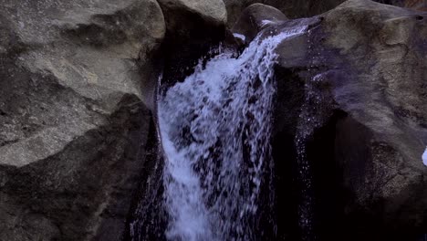 Zeitlupenaufnahmen-Des-Wasserfalls