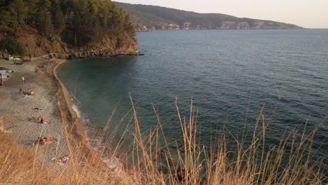 Weite-Schwenkansicht-Des-Kleinen-Strandes-Mit-Einer-Bar-Am-Südlichen-Ende-Von-Komiza-Auf-Der-Insel-Vis-In-Kroatien