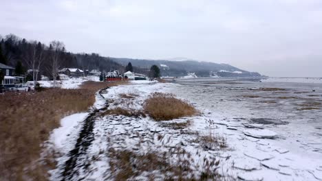 Drohne-Fliegt-Im-Winter-über-Dem-Zugefrorenen-Fluss-In-Charlevoix