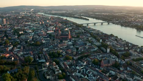 Mainz-La-Ciudad-De-Biontech-Desde-Una-Vista-De-Drones-Que-Muestra-La-Cúpula-Roja-A-La-Luz-De-La-Mañana-Con-Su-Viejo-Puente-En-La-Parte-De-Atrás