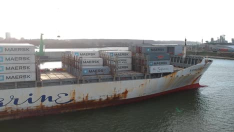 Riesiges-Altes-Und-Rostiges-Containerschiff,-Das-Den-Hafen-Von-Antwerpen-Verlässt