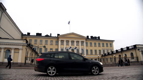 Traffic-in-front-of-the-Presidential-Palace-in-Heslinki,-Finland