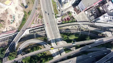 Massiver-Autobahnkreuz-Mit-Verkehr-Auf-Allen-Ebenen-In-Der-Innenstadt-Von-Hongkong,-Luftbild