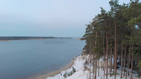 Lielupe-flussküste-Im-Baltischen-Land-Lettland---Schöne-Luftaufnahme