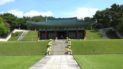 Beautiful-and-quiet-shrine-of-the-Tomb-of-Seven-Hundred-Patriots-In-South-Korea---panning-shot