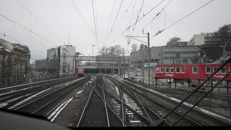 Zug-Kommt-Am-Bahnhof-In-Bern,-Schweiz-An