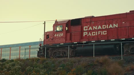 Canadian-Pacific-Güterzug-Lokomotive-Im-Leerlauf-Während-Der-Abenddämmerung-Cinematic-Prores-4k