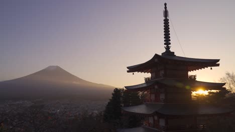 Sonnenuntergang-Am-Berg-Fuji-Und-Chureito-Pagode---Schuss-Gesperrt