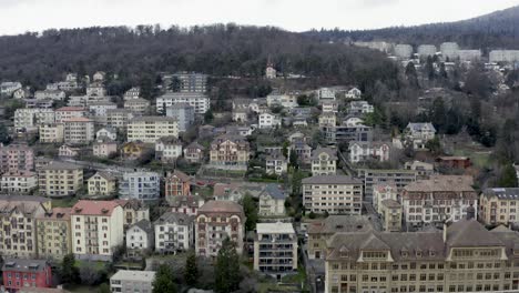 El-Romántico-Pueblo-De-Neuchâtel-Ubicado-En-El-Hermoso-Lago-Durante-La-Temporada-De-Invierno-En-El-Paisaje-Alpino-Suizo,-Suiza,-Europa