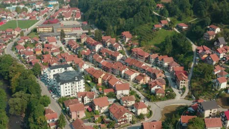 Luftaufnahme-Der-Stadt-Ivanjica-Serbien