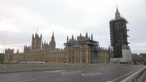 Static-shot-of-Parliament-Palace-and-Big-Ben-with-no-cars-or-people-passing-by,-Covid19-pandemic