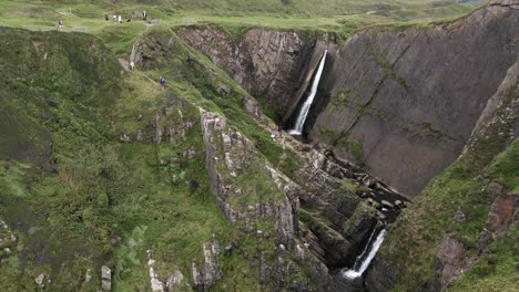 Dramatische-Luftumlaufbahn-Des-Speke&#39;s-Mill-Mouth-Wasserfalls,-Hartland,-North-Devon,-Großbritannien