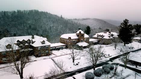 Lees-McRae-College-in-Snow-in-Banner-Elk-North-Carolina,-Banner-Elk-North-Carolina