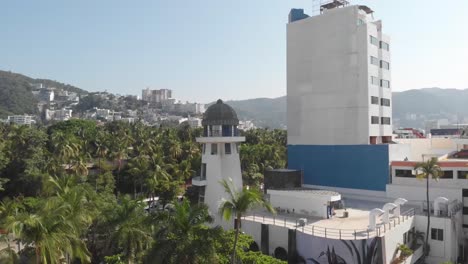 Faro-Cerca-Del-Hotel-En-La-Playa-De-Acapulco