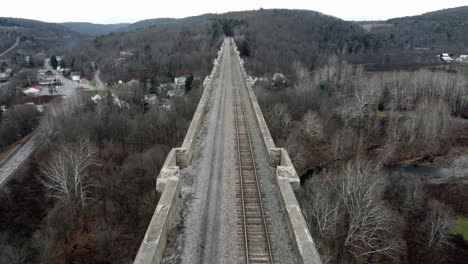The-Tunkhannaock-Creek-Viaduct-in-Nicholson,-Pennsylvania-built-by-the-Lackawanna-Railroad-under-a-cloudy-fall-sky