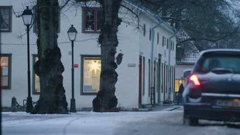 Sternlaternen-Hängen-Während-Der-Weihnachtszeit-Während-Der-Covid-19-pandemie-In-Den-Fenstern-In-Schweden