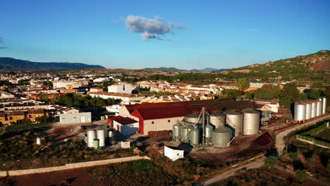 Luftumrundung-Einer-Weinfermenterie-In-Els-Purgatés,-Alicante,-Spanien