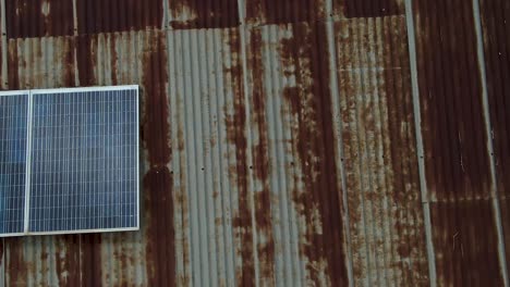 Nachhaltige-Energie-In-Loitokitok-Kenia-Afrika-drohne-Blick-Auf-Das-Verrostete-Dach-Mit-Der-Solarenergie:-Alternative-Energiequelle-In-Kenia-Afrika