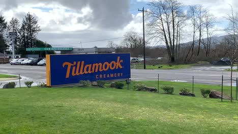 Tillamook-Molkerei-Fabrikzeichen-In-Oregon.-Handheld