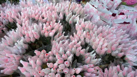 Hunderte-Von-Rosen-Mit-Rosafarbenen-Blütenblättern-Werden-Während-Des-Valentinstags-Auf-Einem-Blumenmarkt-Zum-Verkauf-Angeboten