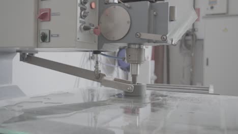 Modern-Glass-Cutting-line-in-a-Factory