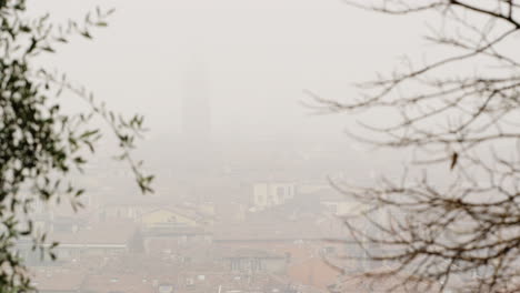 The-city-of-Verona,-Italy-on-a-very-foggy-day,-focus-pull