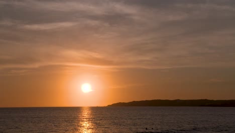 Die-Sonne-Geht-Am-Ruhigen-Und-Wunderschönen-Mexikanischen-Strand-Von-Bucerías,-Nayarit,-Unter