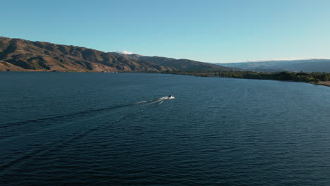 Motorboot,-Das-Den-Breiten-Blauen-Fluss-Clutha-In-Neuseeland-überquert