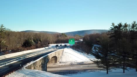 Cars-traveling-on-the-Taconic-State-Parkway-in-Hopewell-Junction-in-Dutchess-County,-New-York-in-winter