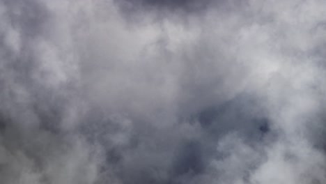 Zeitraffer-Nahaufnahme-Eines-Gewitters-Und-Cumulonimbus-Wolken,-Die-Sich-über-Den-Himmel-Bewegen