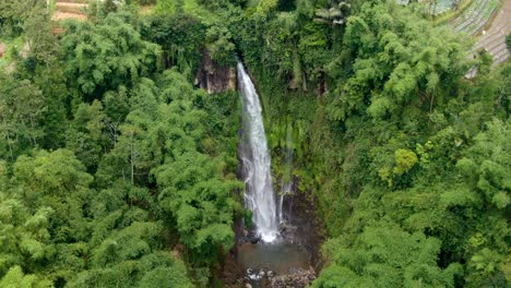 Spektakulärer-Curug-Silawe-wasserfall-Im-Tropischen-Dschungel-In-Magelang,-Indonesien