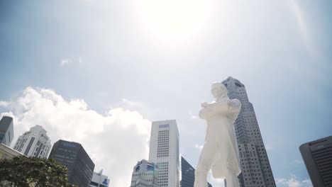 Weiße-Marmorstatue-Von-Sir-Stamford-Verlost-An-Einem-Sonnigen-Tag-In-Singapur-Vor-Strahlend-Blauem-Himmel---Neigung-Nach-Oben
